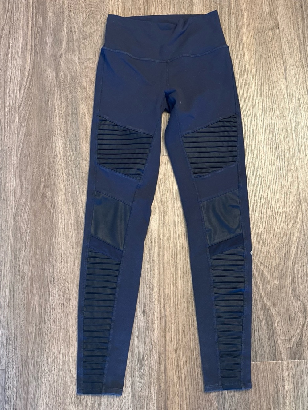 Alo Navy blue leggings with black panels and vertical ribbed detailing. Medium